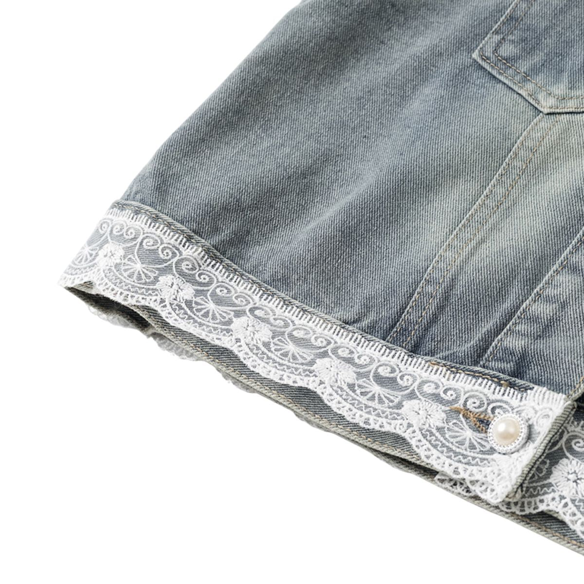 Shorts vaqueros con mariposas bordadas y adornados con perlas