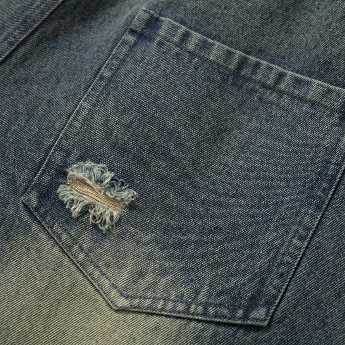 Pantalones vaqueros holgados con estampado de serpiente