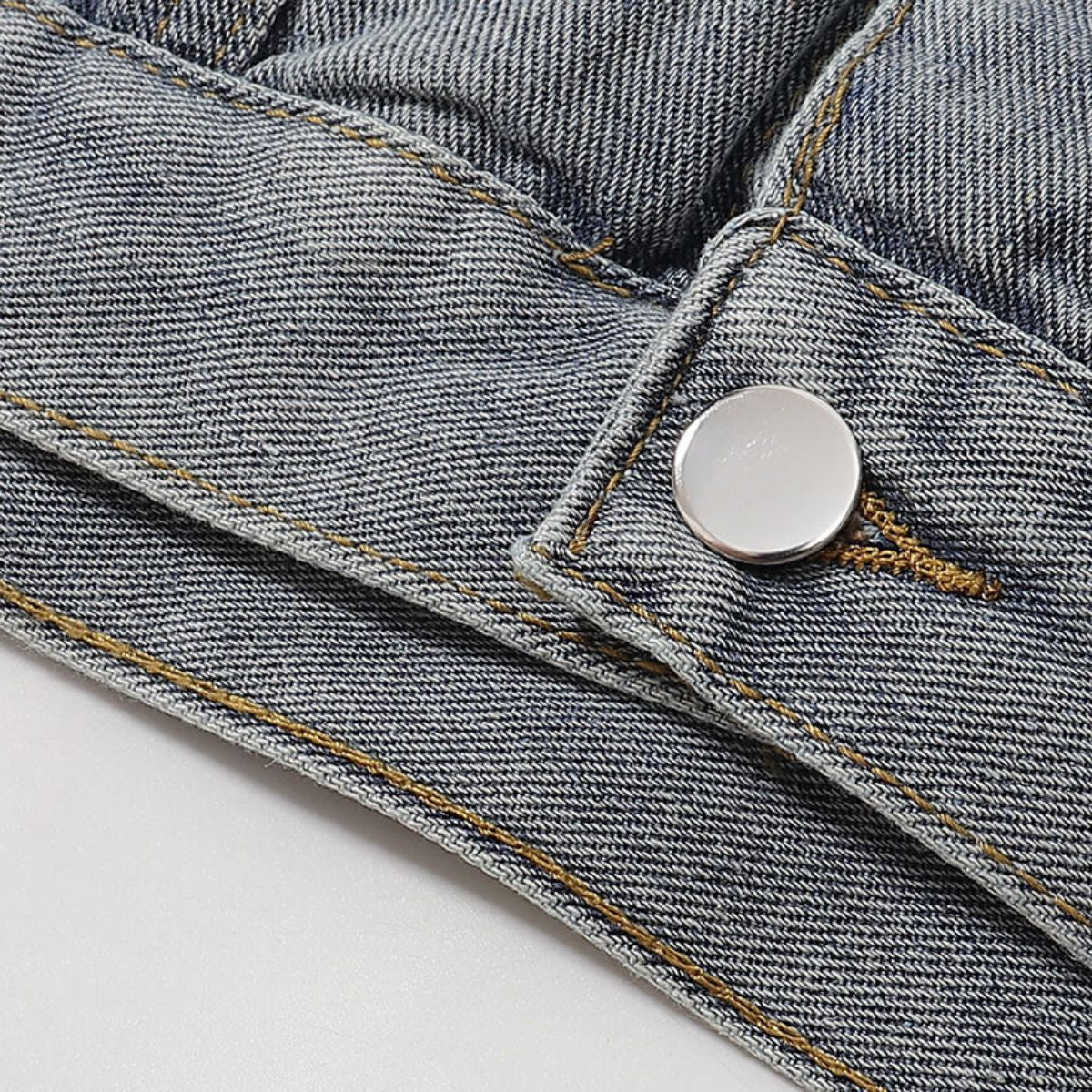 Shorts vaqueros con mariposas bordadas y adornados con perlas