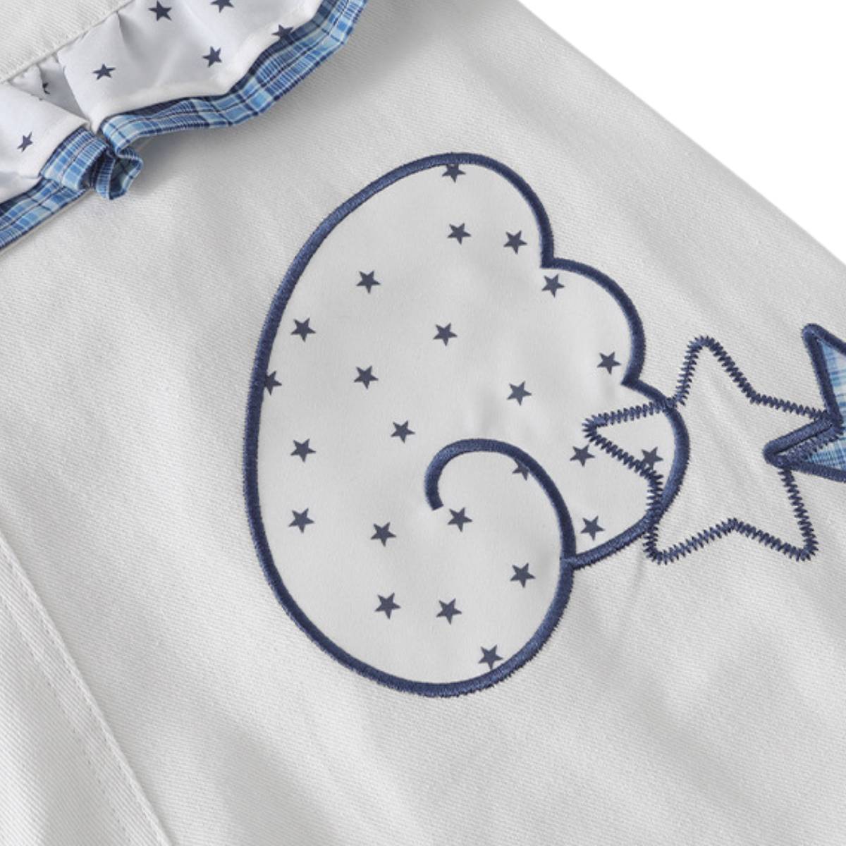 Bermudas de mezclilla desgastada con estampado de salpicaduras