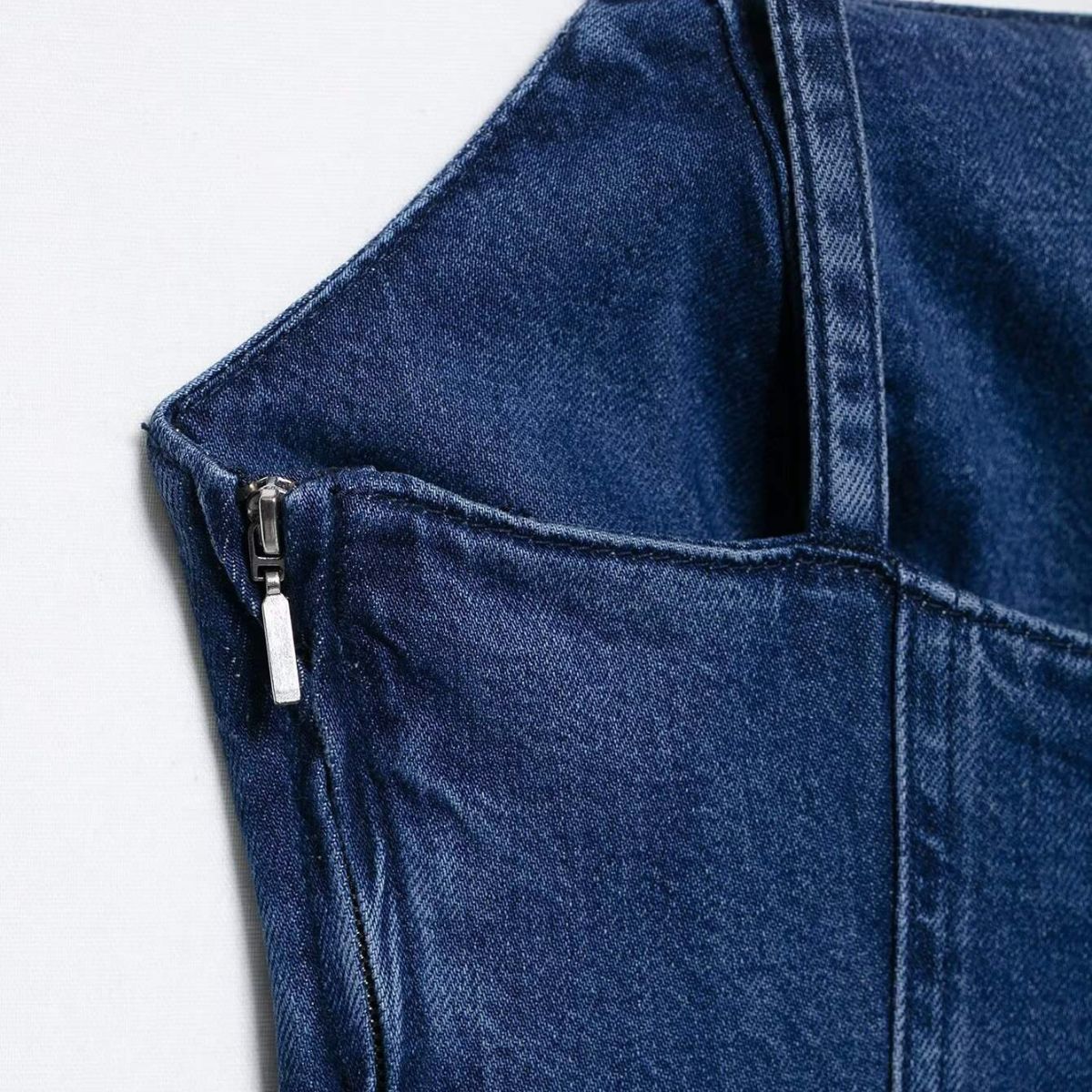 Falda vaquera con bordado de perlas y lavado vintage