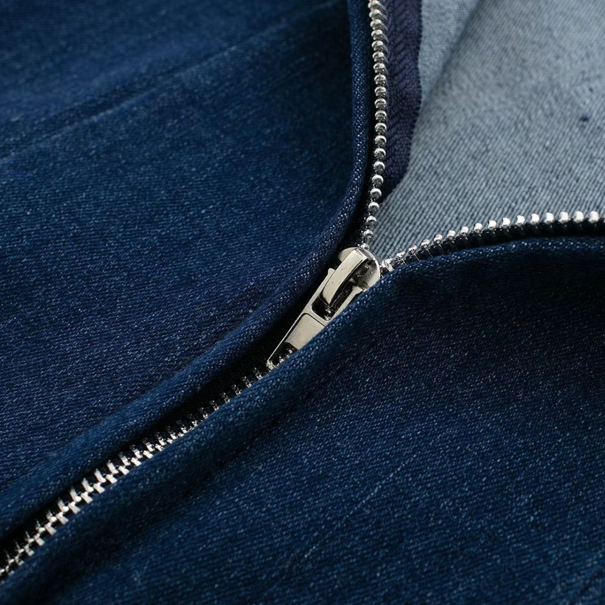 Falda vaquera con bordado de perlas y lavado vintage