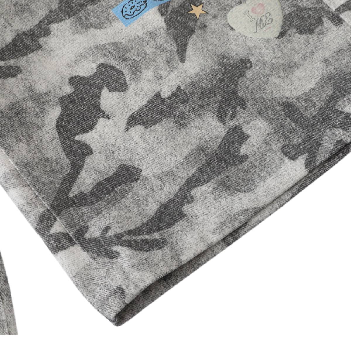 Bermudas de mezclilla desgastada con estampado de salpicaduras