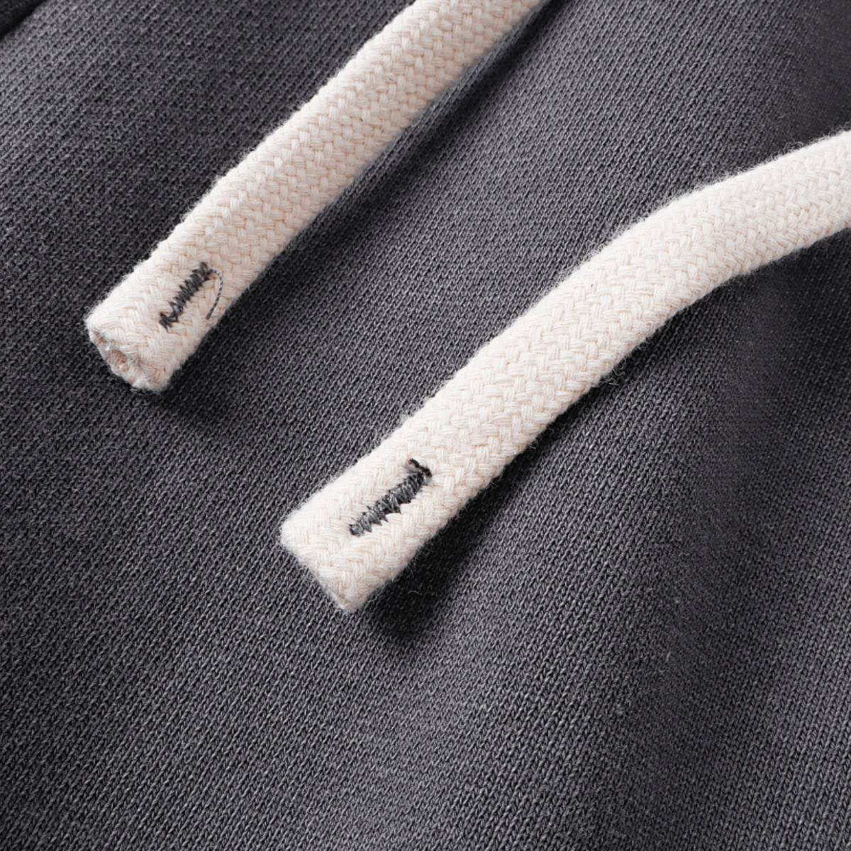 Pantalones cortos deportivos con bordes sin rematar y lavados a la piedra