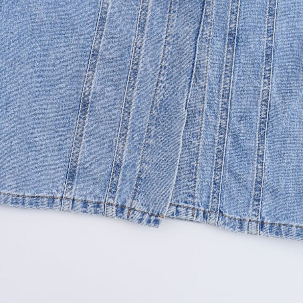 Falda vaquera con bordado de perlas y lavado vintage