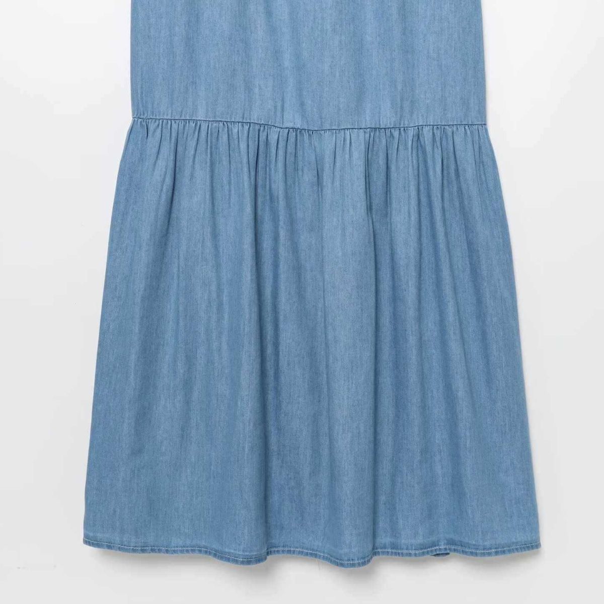 Falda vaquera con bordado de perlas y lavado vintage