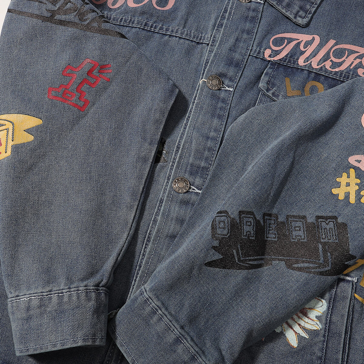 Shorts vaqueros con mariposas bordadas y adornados con perlas