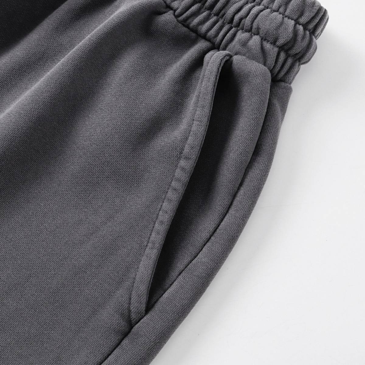 Pantalones cortos deportivos con bordes sin rematar y lavados a la piedra