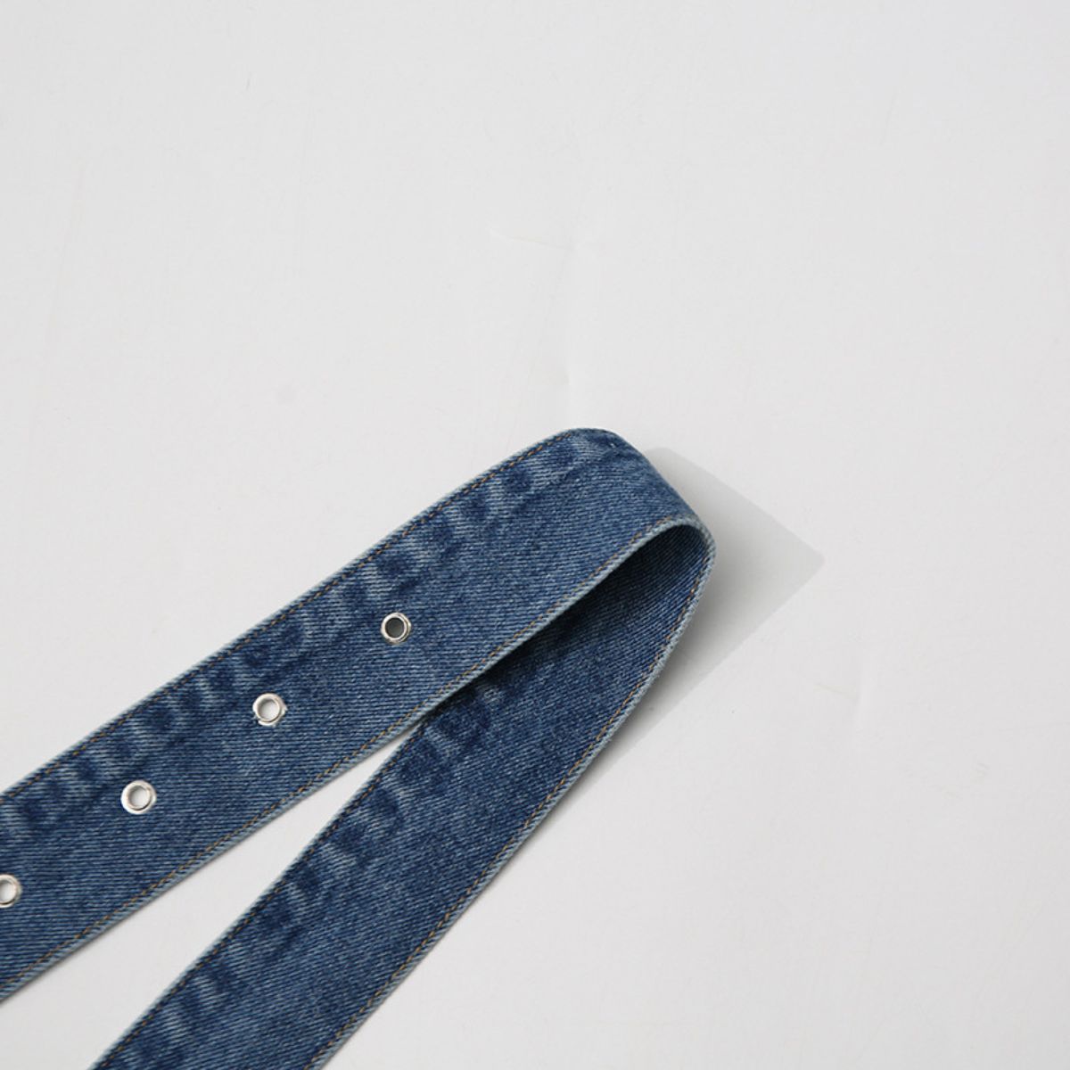 Falda vaquera con bordado de perlas y lavado vintage