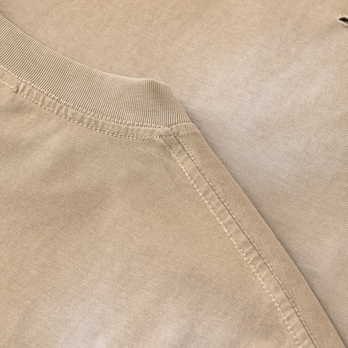 Camiseta con bolsillo desgastado y lavado ácido de 8.5 oz