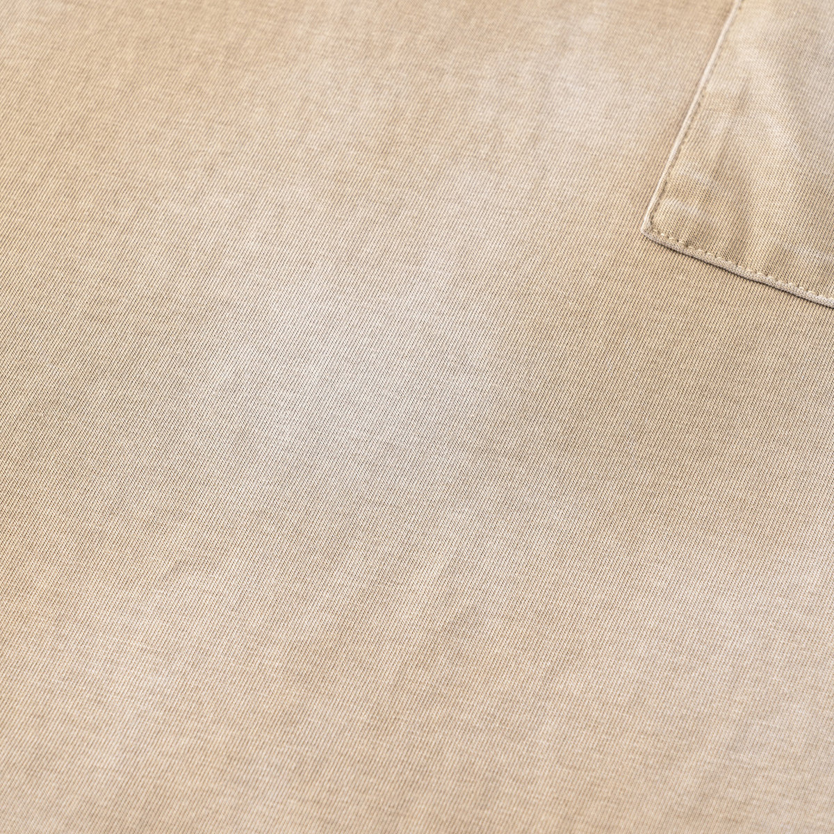 Camiseta con bolsillo desgastado y lavado ácido de 8.5 oz