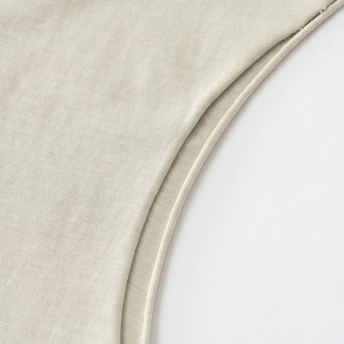 Camiseta sin mangas con borde reverso sin rematar de 8 oz