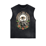 Camiseta sin mangas con gráfico de serpiente y bordes deshilachados