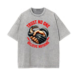 Camiseta con estampado de serpiente lavado a la piedra