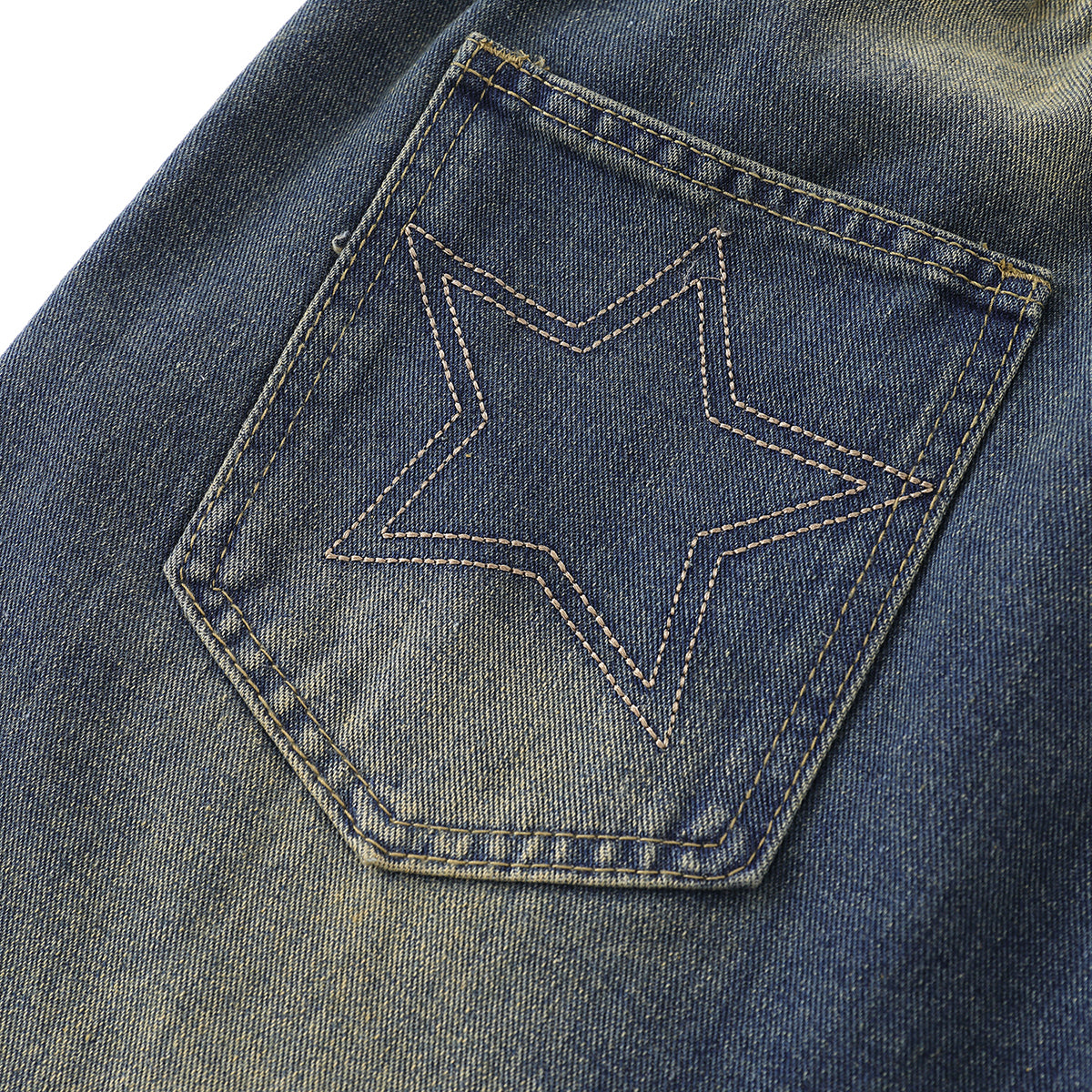 Bermudas con apliques de estrellas y bordes sin rematar en contraste