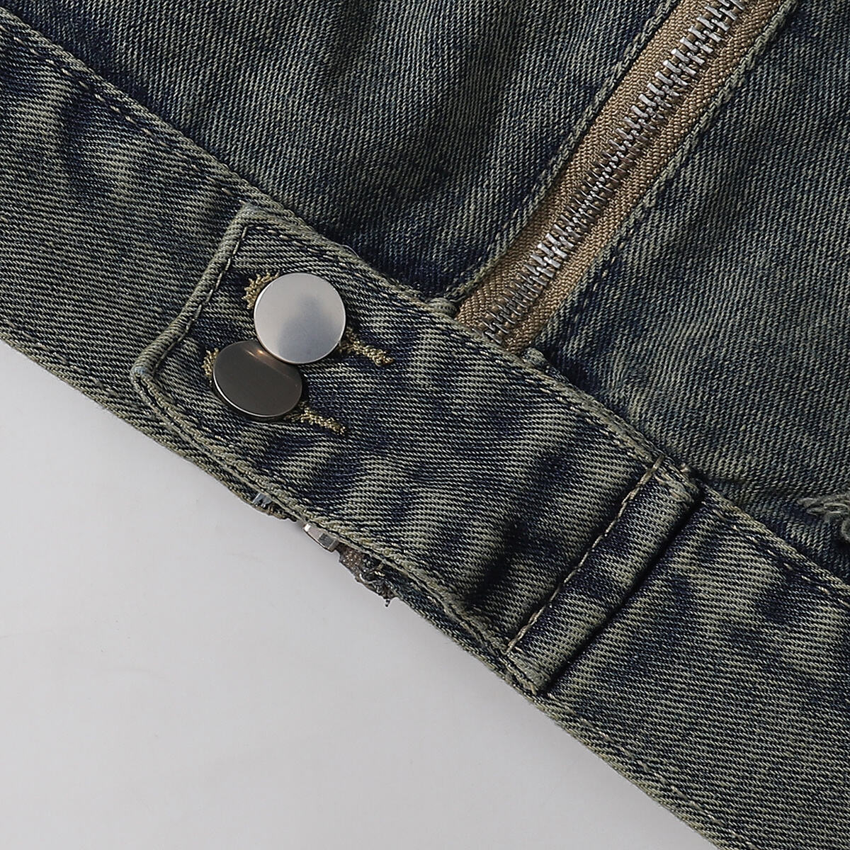 Shorts vaqueros con mariposas bordadas y adornados con perlas