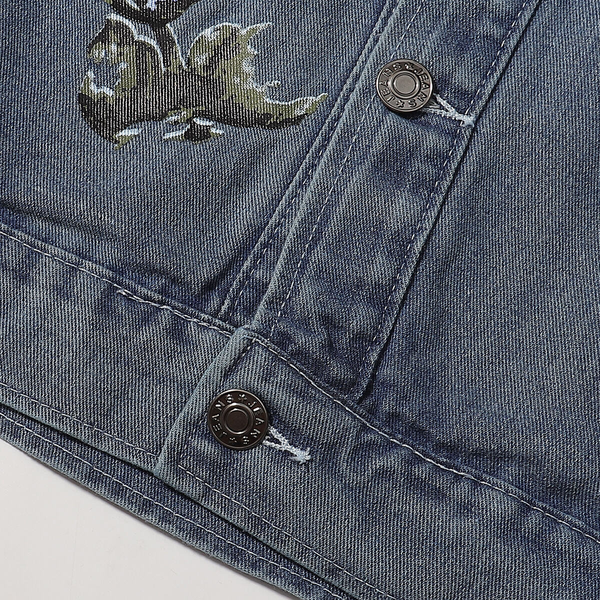 Shorts vaqueros con mariposas bordadas y adornados con perlas