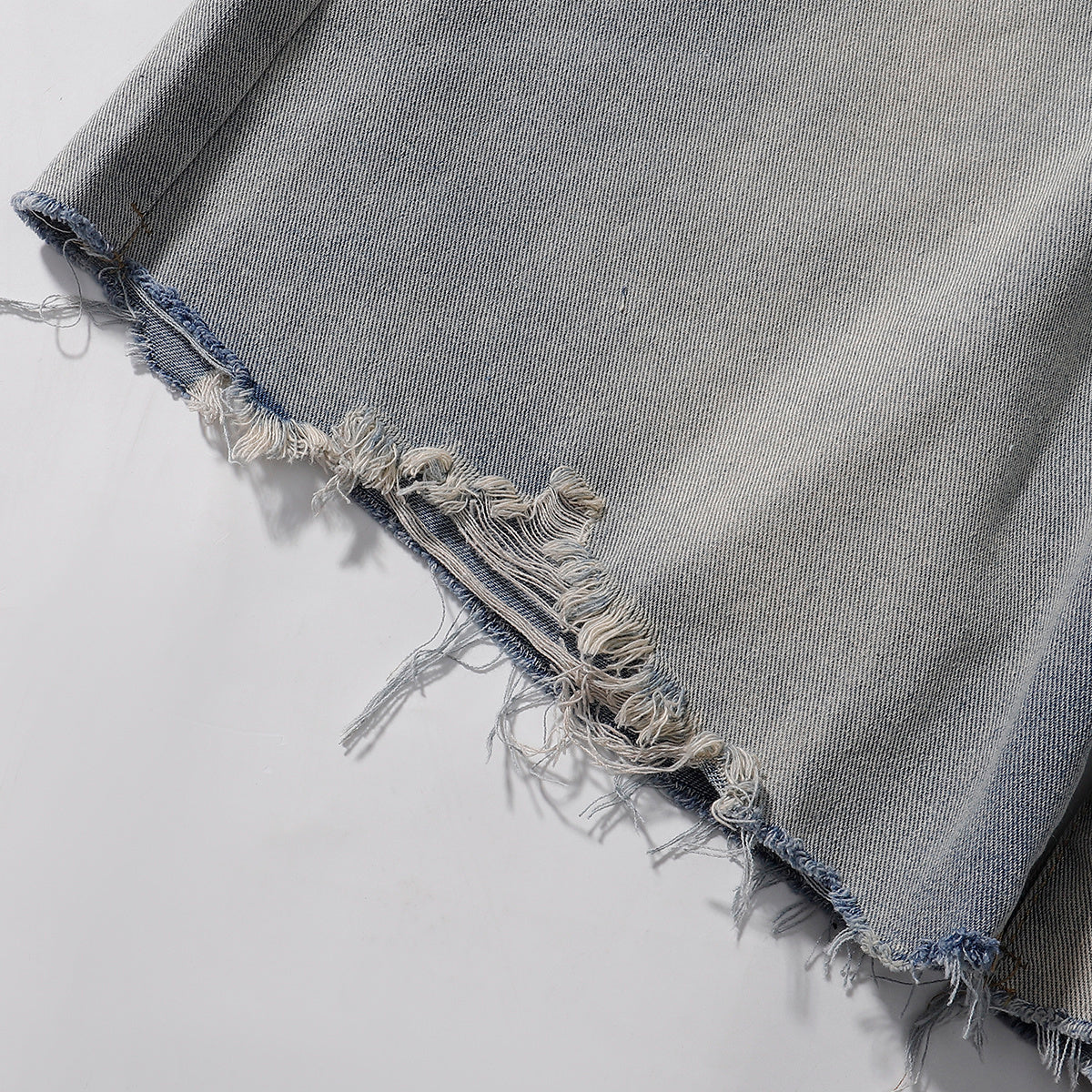 Bermudas vaqueras rasgadas con parches de camuflaje