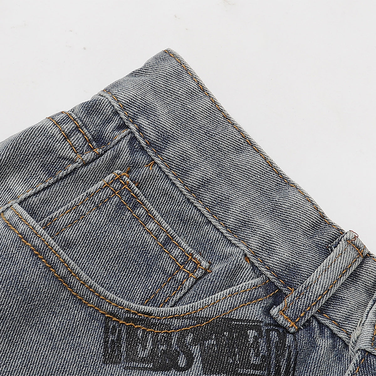 Bermudas vaqueras rasgadas con parches de camuflaje