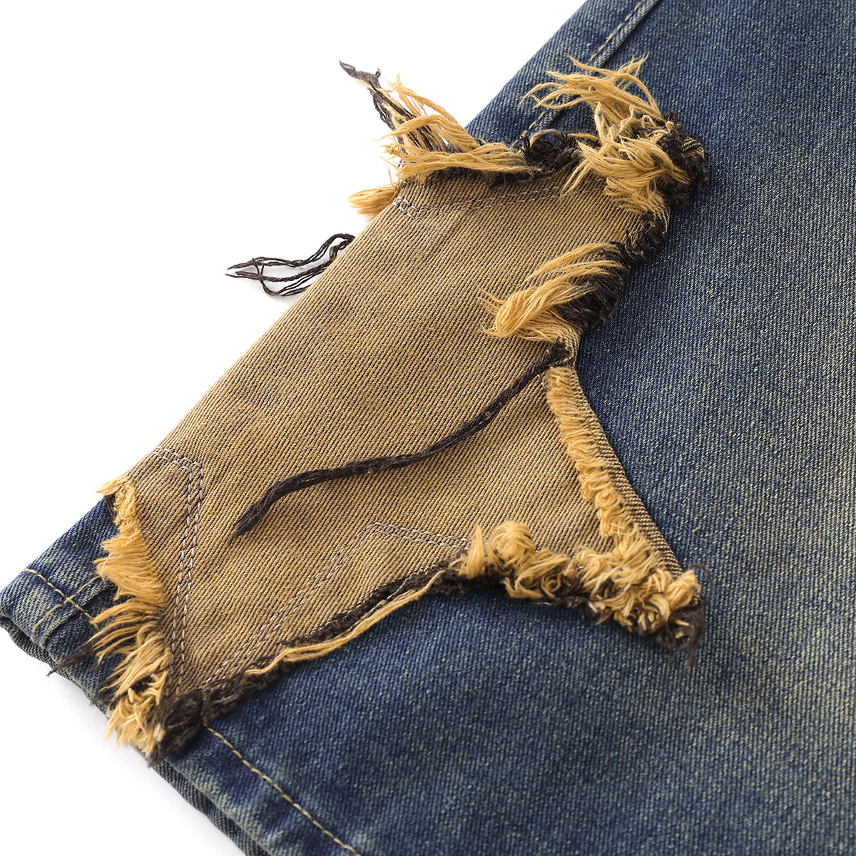 Bermudas con apliques de estrellas y bordes sin rematar en contraste