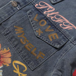 Shorts vaqueros con mariposas bordadas y adornados con perlas