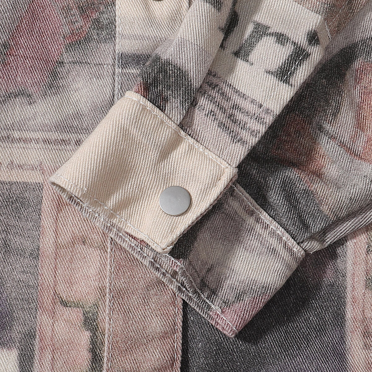 Shorts vaqueros con mariposas bordadas y adornados con perlas