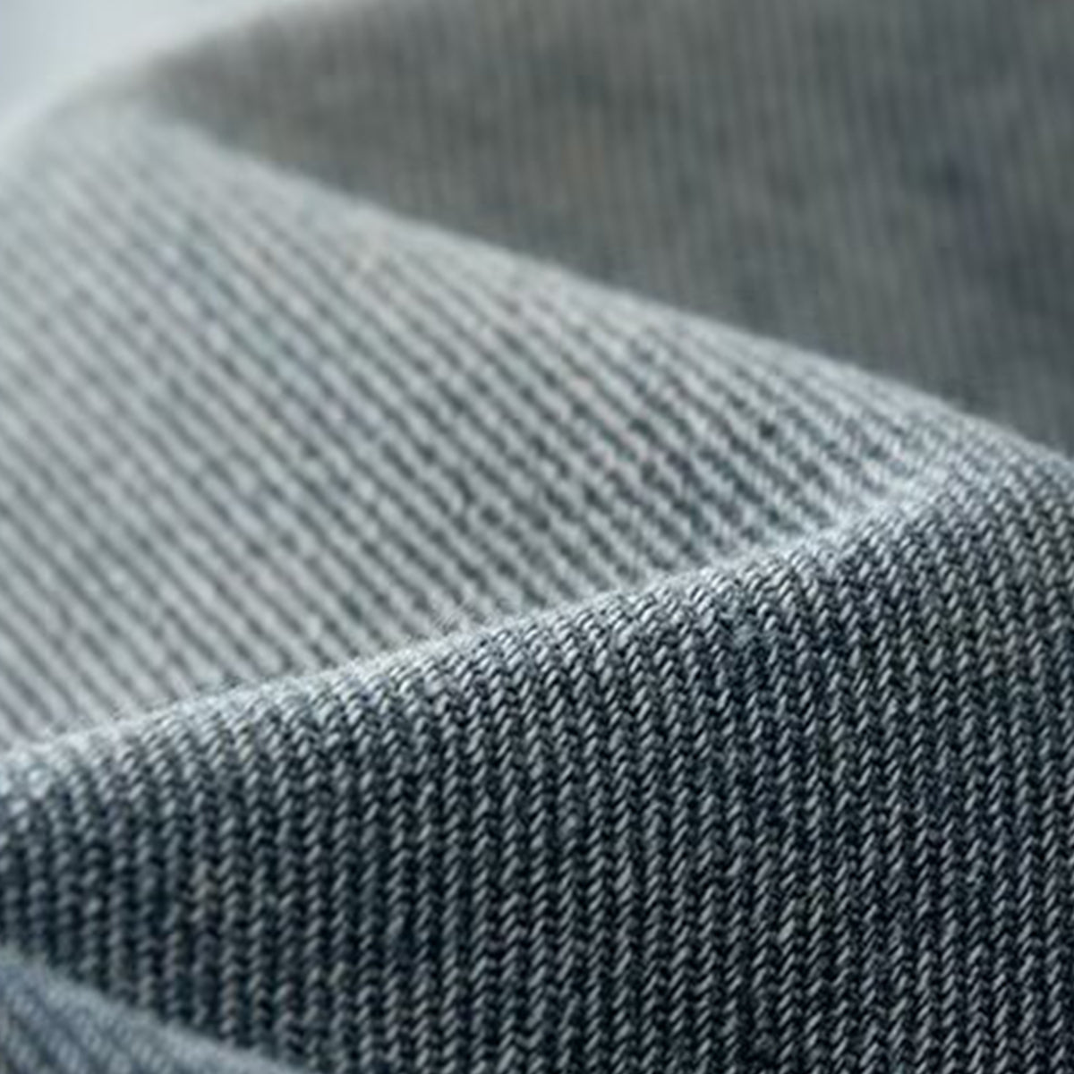 Bermudas vaqueras rasgadas con parches de camuflaje