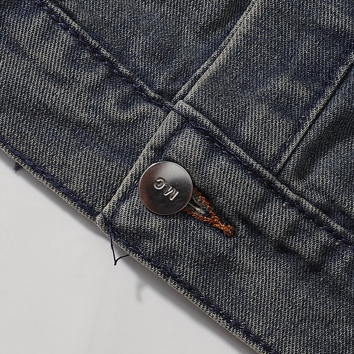 Shorts vaqueros con mariposas bordadas y adornados con perlas