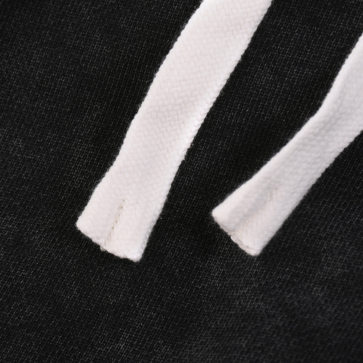 Pantalones cortos deportivos con bordes sin rematar y lavados a la piedra